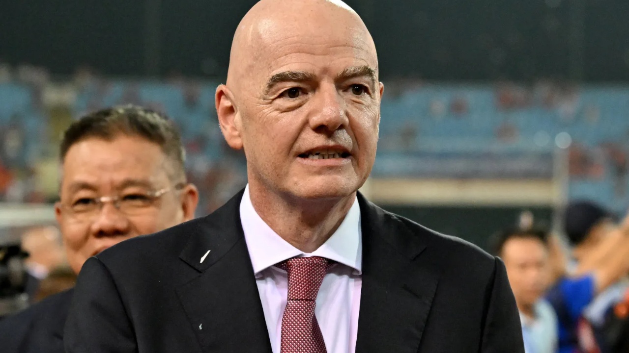 uefa-kercenon-me-gjyq-infantinon-the-sun-zbulon-dokumentet-e-bujshme-presidenti-i-fifa-s-ne-qender-te-akuzave-per