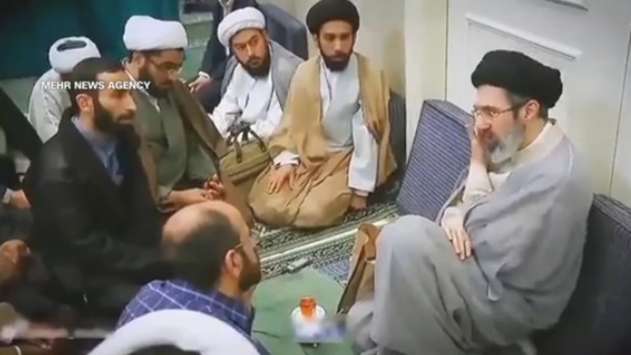 Irani publikon videon e rrallë të liderit suprem  shtohen pikëpyetjet për shëndetin e Mojtaba Khameneit