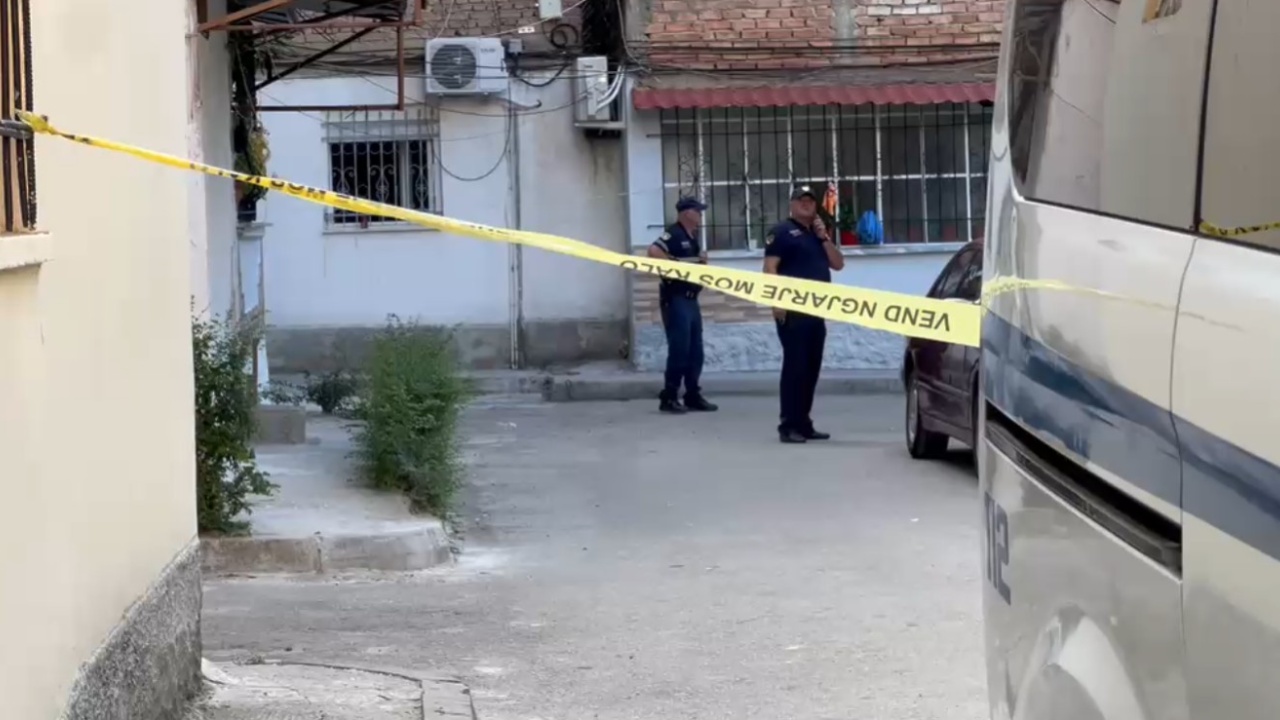 Të shtënat në Korçë që i morën jetën 20-vjeçarit, Policia identifikon autorin e dyshuar, tre persona shoqërohen në Komisariat