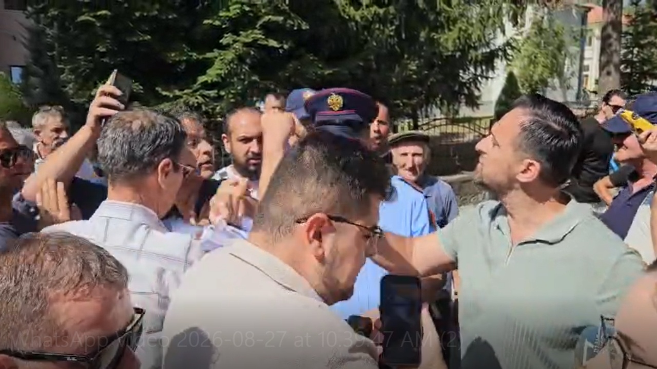 Protesta për “Territorialen” degradon në Maliq, organizatori përplaset fizikisht me gazetarët dhe i ofendon
