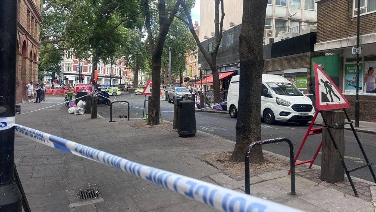 Katër persona të plagosur pas një sulmi në qendër të Londrës  Autorja vuante nga probleme të shëndetit mendor  dyshohet se përdori një palë gërshërë dhe 
