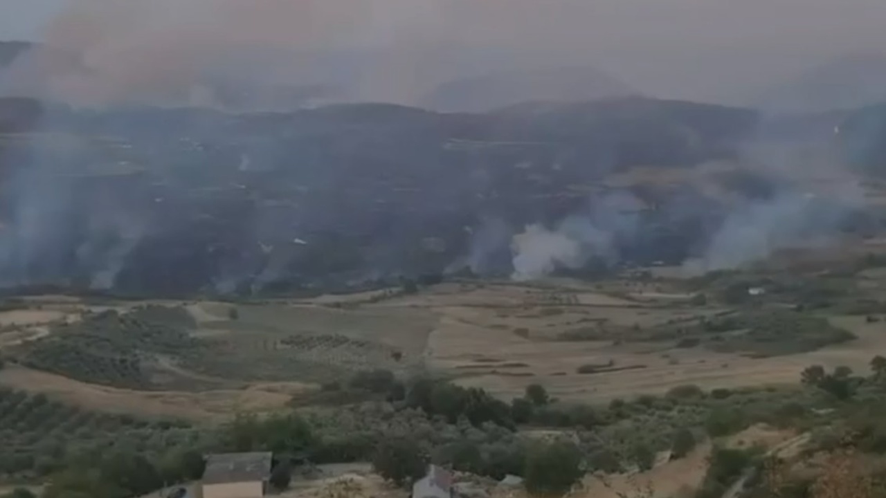 Zjarri në Koliaç të Mallakastrës  nis ndërhyrja nga ajri për shuarjen e flakëve
