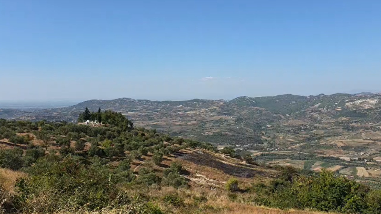 Zjarri në Drenovë të Mallakastrës vihet nën kontroll  6 mjete zjarrfikëse dhe mbi 50 efektivë në luftë me flakët