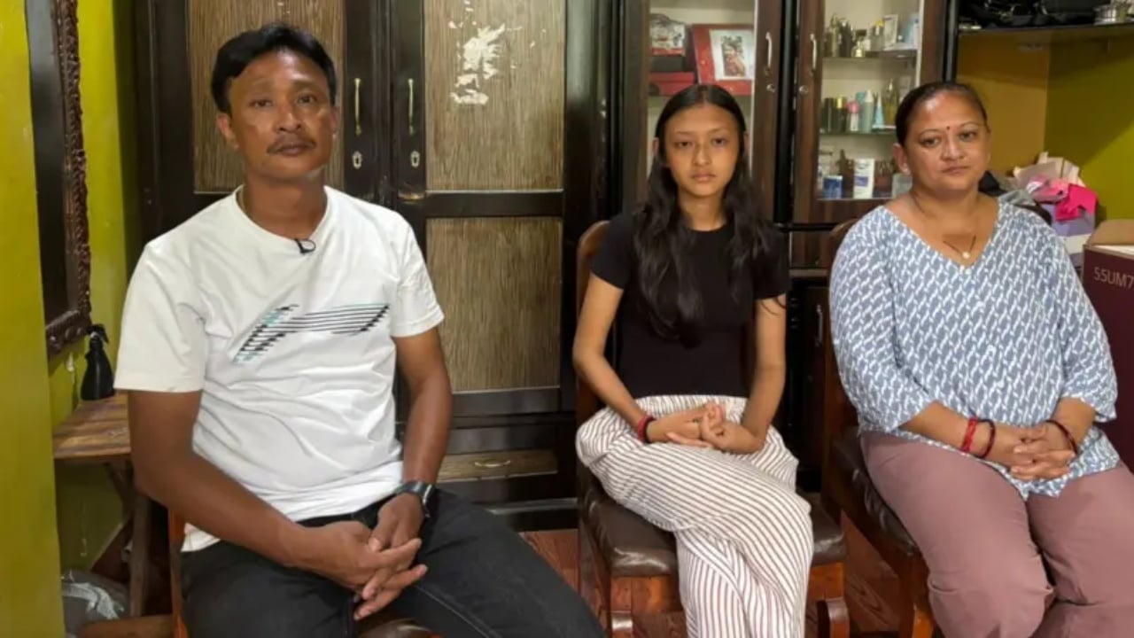 “Shpëtuam në 10 sekondat e fundit”/ I mbijetoi përmbytjes në Nepal, nxënësja rrëfen tmerrin: Çdo gjë u fshi nga toka para syve të mi