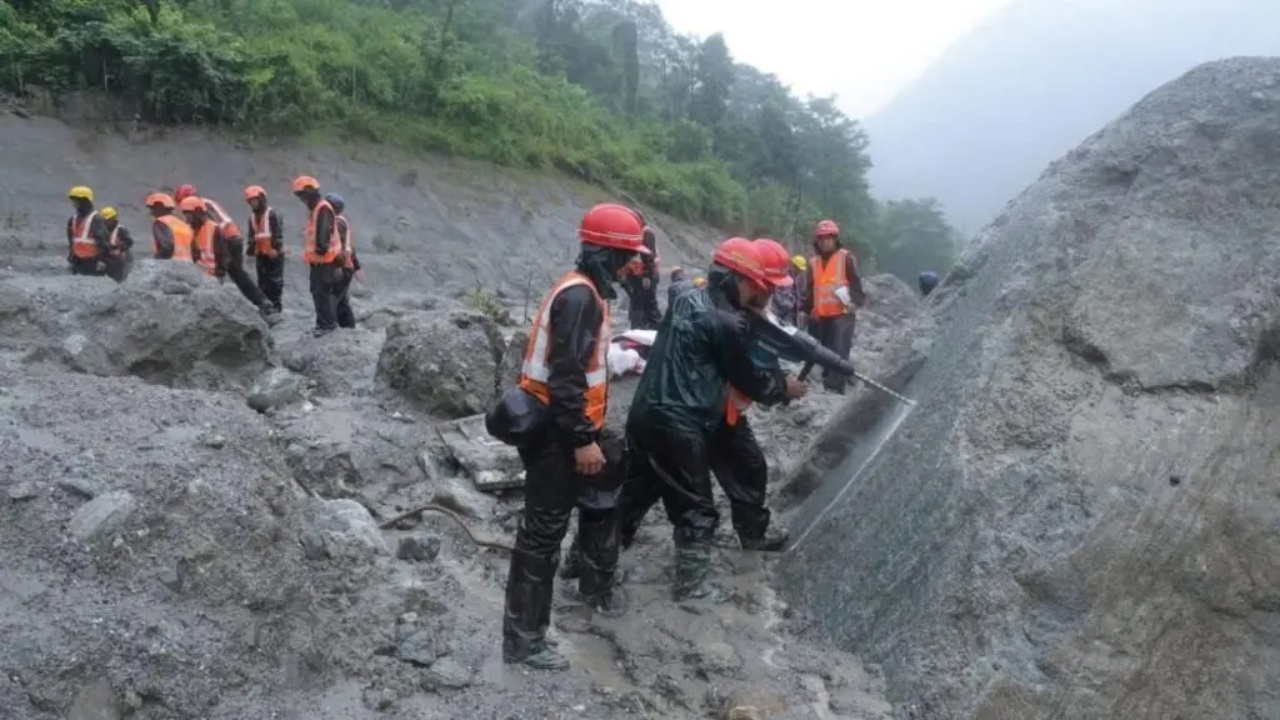 E papritur/ Po transportonte të evakuuarit nga përmbytjet në Nepal, aksidentohet autobusi, plagosen 32 persona