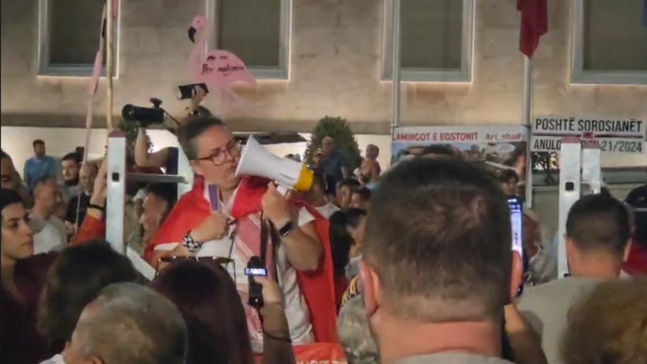 Dita e 84-t e protestës/ Marshimi nis me tension, një pjesë e protestuesve nuk e ndjekin. Tubuesja: Nuk u lejova as të shprehja mbështetjen për këtë lëvizje
