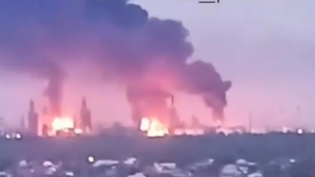 Sulm masiv me dronë ukrainas në Rusi, digjet rafineria e naftës, plagosen 5 persona