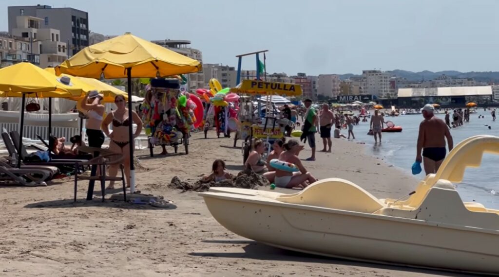 Plazhi i Durrësit  në pikun e sezonit turistik  dyndje drejt në fundjavë jo vetëm nga qytetet e tjera  por edhe shumë të huaj