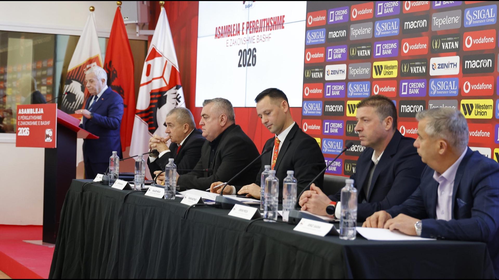 dhune-ne-elbasan-arena-presidenti-i-vllaznise-godet-me-grusht-arbitrin-e-katert
