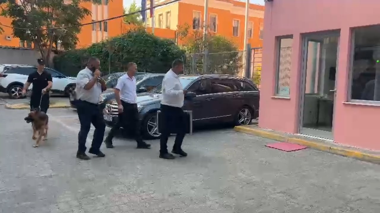 Alarm për bombë në SPAK dhe GJKKO, efektivët e Antiterrorit zbarkojnë me qen dhe pajisje të specializuara