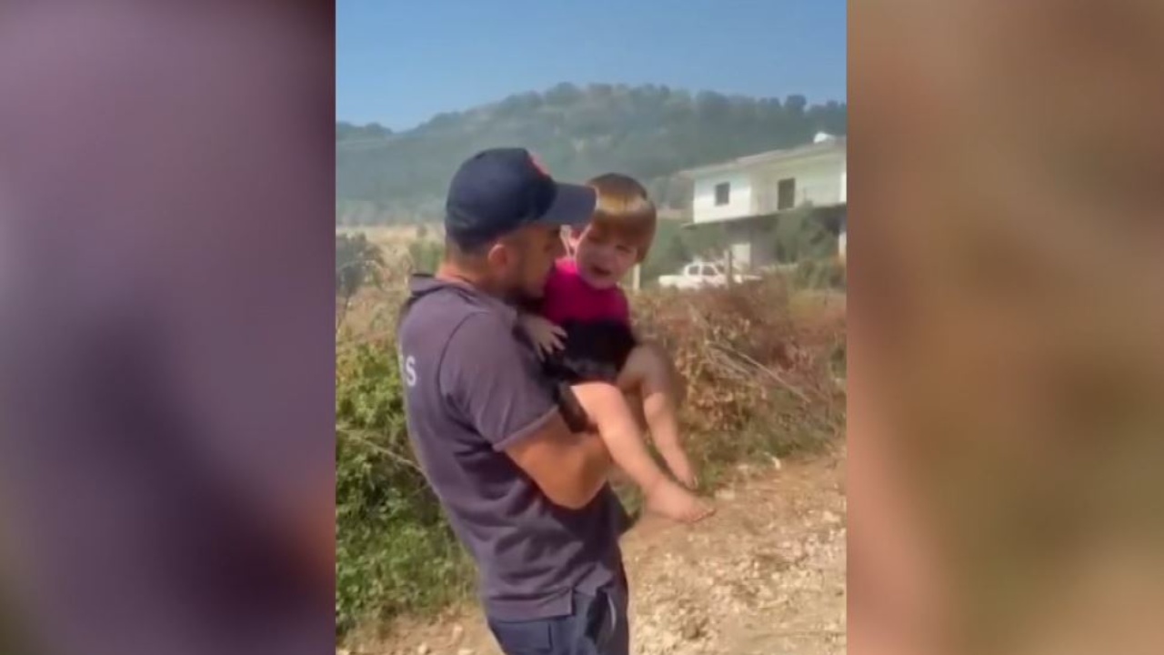 VIDEO/ Prekëse! Momenti kur zjarrfikësi qetëson fëmijën e trembur nga zjarret në Mallakastër, evakuohen banorët