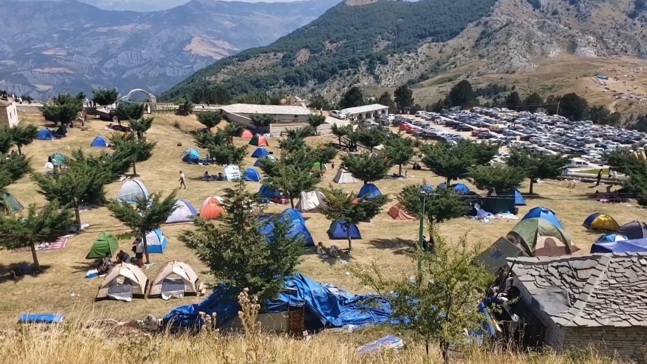 Mbyllet pelegrinazhi në Tomorr  Rreth 700 mijë pelegrinë në Malin e Shenjtë  Teqeja akuzon pushtetin vendor