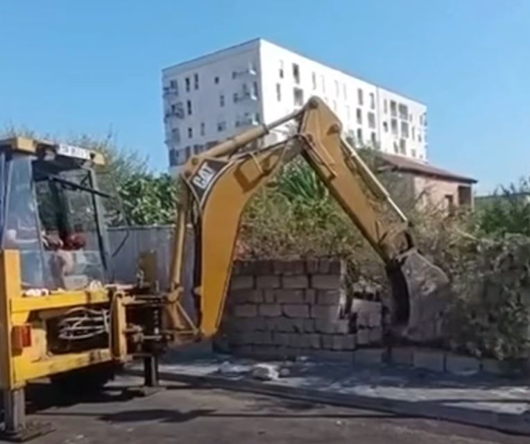 Vijon aksioni në Tiranë për lirimin e hapësirave publike, kryeministri Rama publikon pamjet