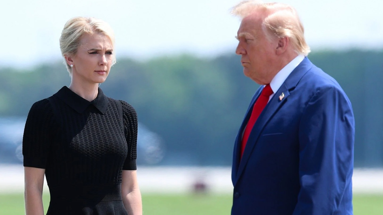  Nuk më pëlqejnë këto gjëra  Trump dyshohet për marrëdhënie romantike me ndihmësen  Melania shfaq pakënaqësi