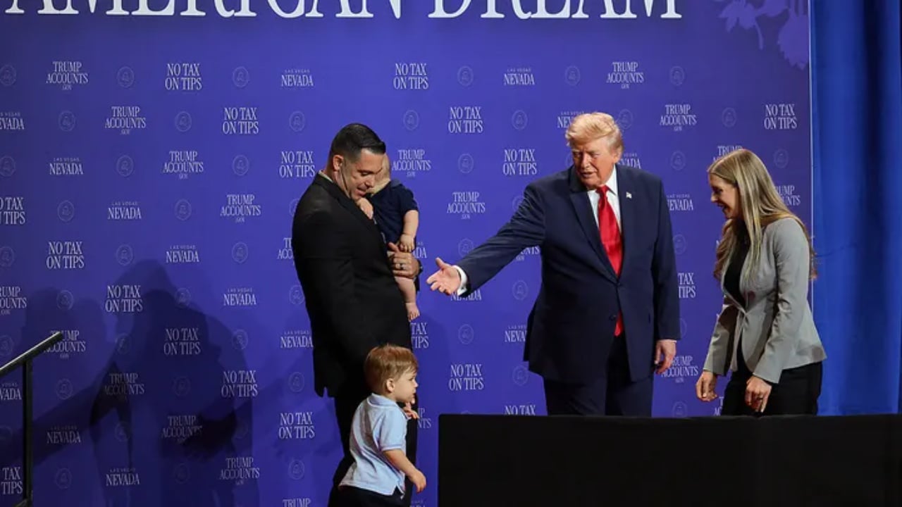 Video/ Trump kap vogëlushin para se të bjerë nga skena, nuk i kursen ironitë për Biden: S’dua që të bëhet si ai