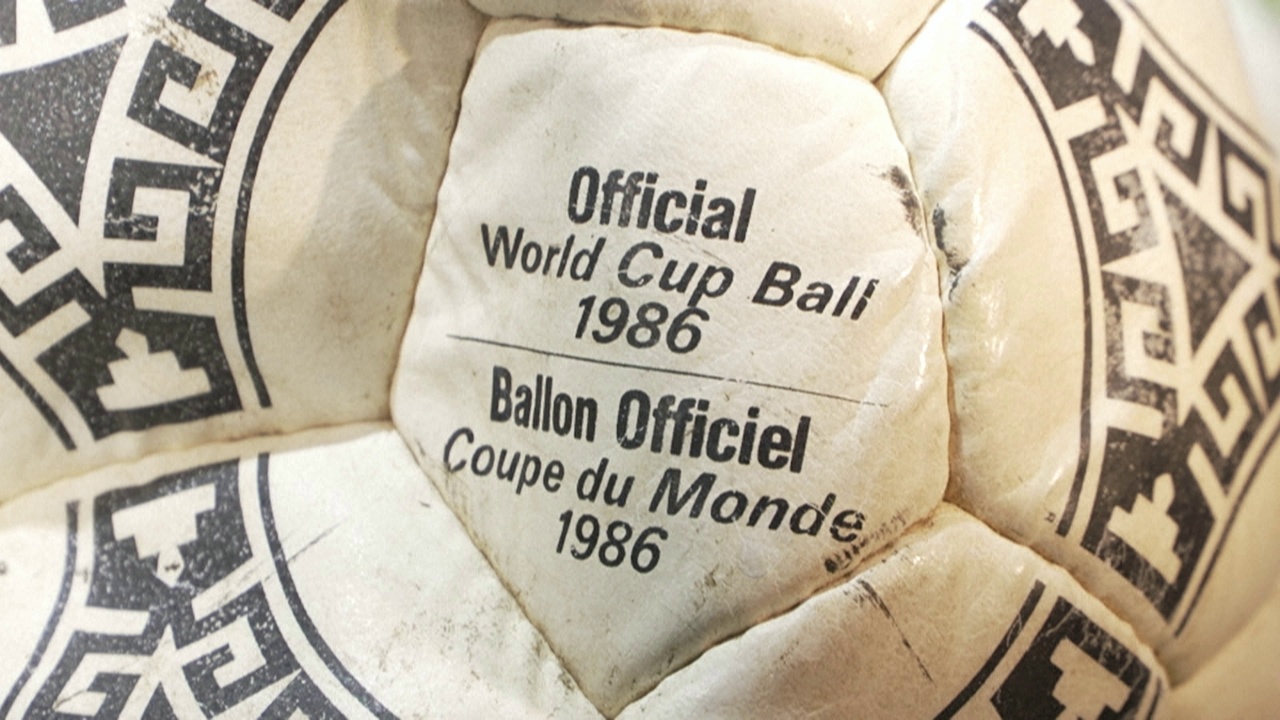 Topi i Maradonës, 10 milionë dollarë/ “Dora e Zotit” dhe “Goli i Shekullit”, historia e Botërorit 1986 del në ankand