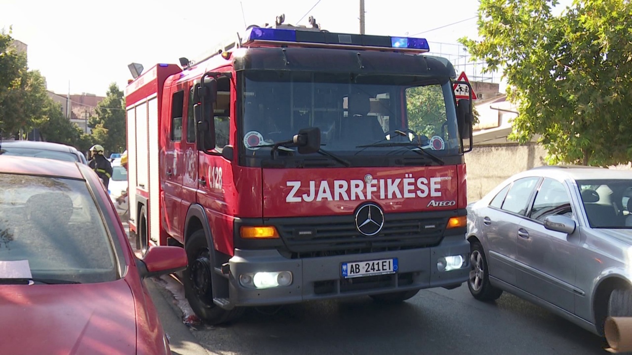 Makinë zjarri për çdo terren  Bashkia e Tiranës hap tenderin pas zjarreve të fundit  mjeti do mbajë 4 mijë litra ujë