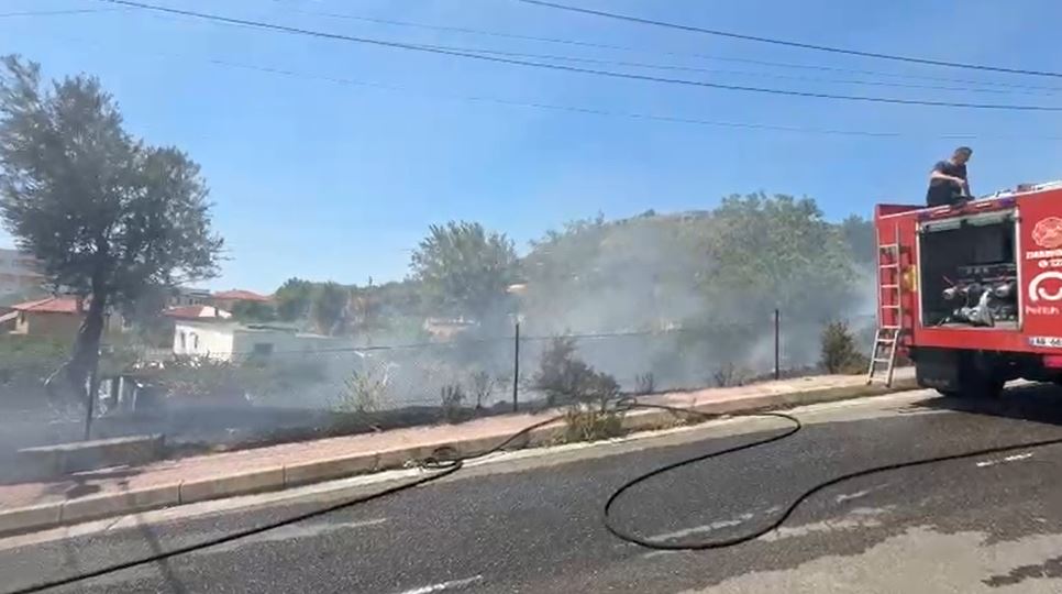 Zjarr i madh bie në lagjen e Spitalit në Lezhë, flakët u afrohen me shpejtësi banesave