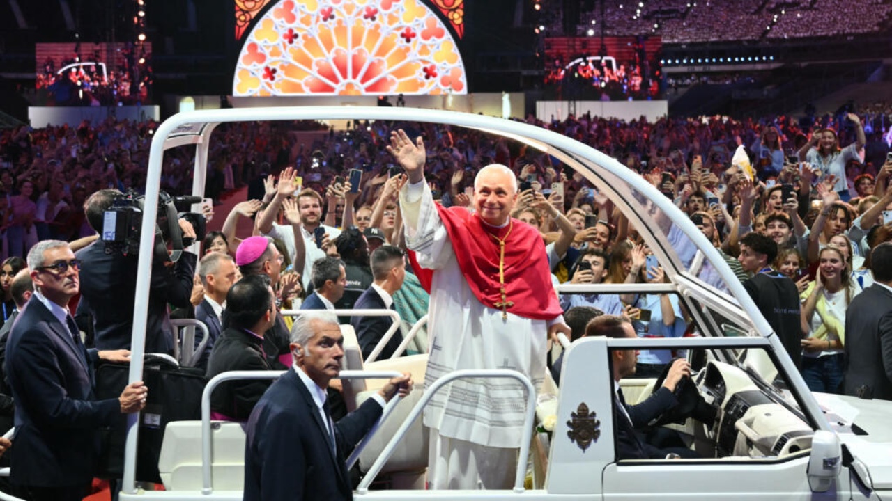 Papa Leone XIV mbërrin në Lourdes  mijëra besimtarë marrin pjesë në Meshën në shenjtëroren e famshme