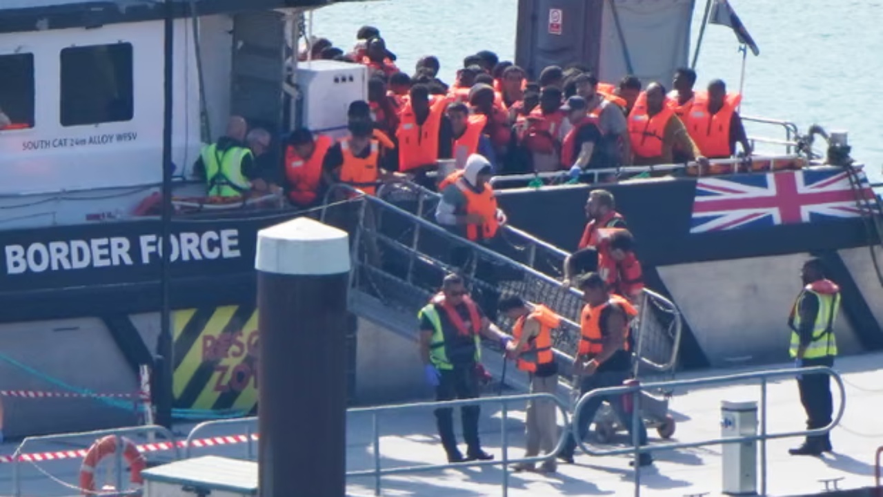 Azilkërkuesit e kthyer nga Britania në Francë raportojnë dhunë fizike dhe psikologjike, “The Guardian”: Probleme shëndetësore të përkeqësuara nga mungesa e trajtimit, njëri prej tyre…