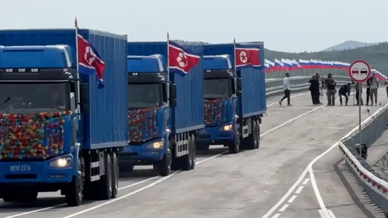 Rusia dhe Koreja e Veriut hapin urën e parë rrugore në kufirin mes dy vendeve  por çfarë fshihet pas këtij veprimi