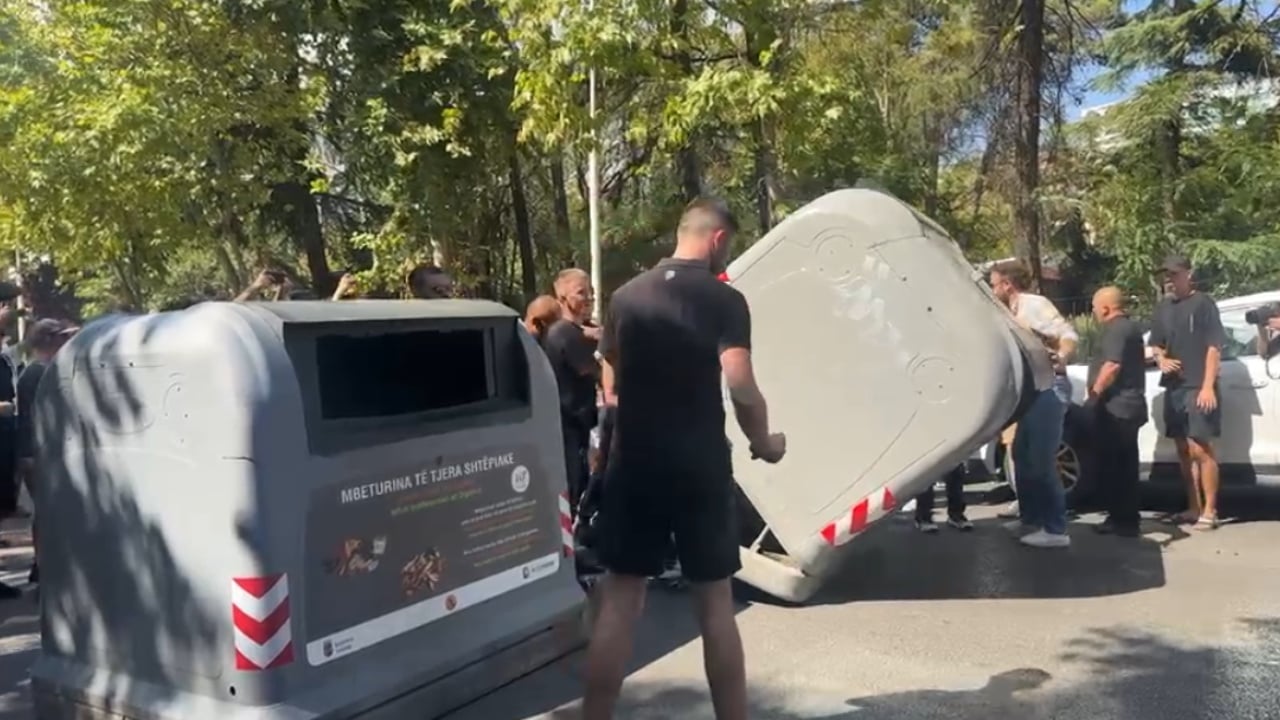 Protestuesit zhvendosen sërish  bllokojnë rrugën duke përmbysur koshat e mbeturinave  shoqërohen disa prej tyre
