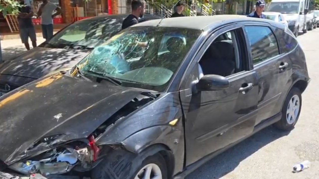 Refuzuan t’i hapnin krahun e lëvizjes njëri-tjetrit, aksidentohen tre automjete në Lushnjë