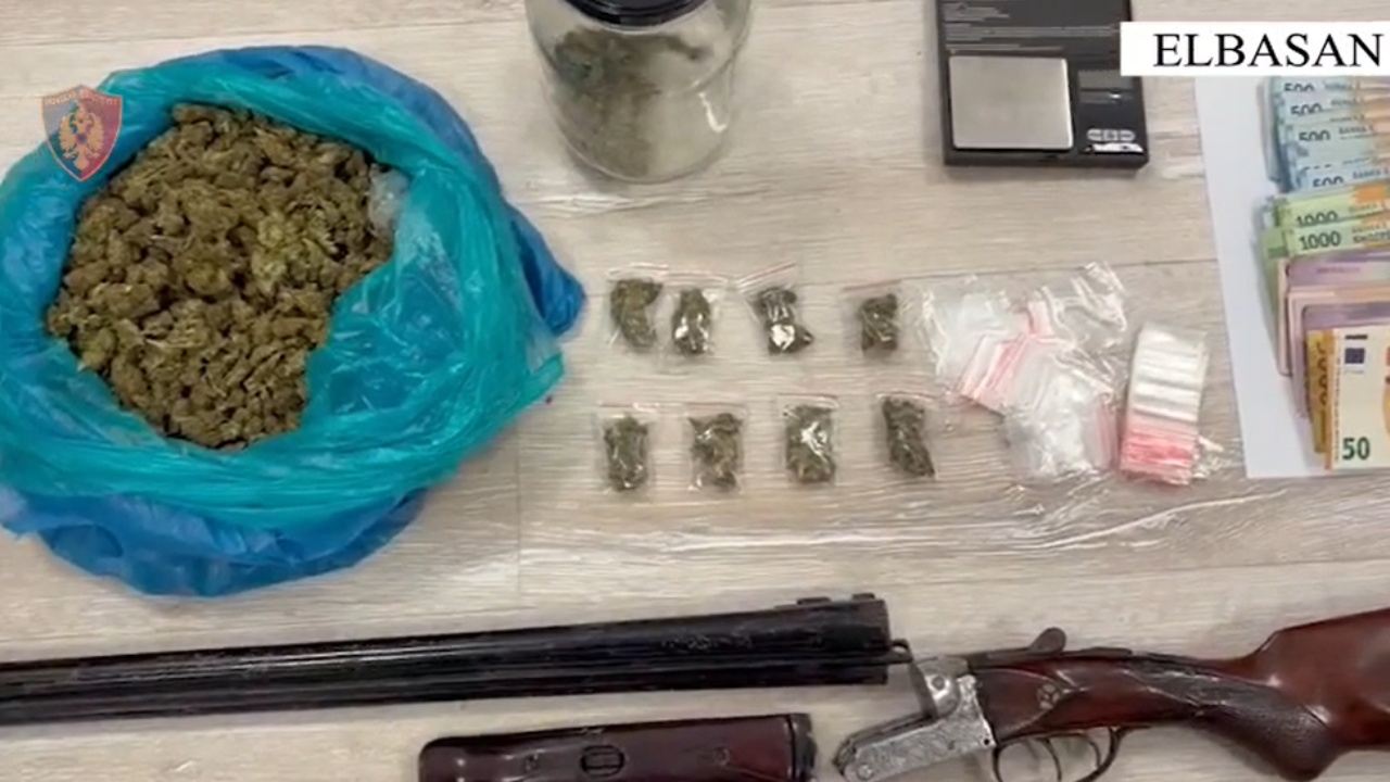 Sekuestrohen mbi 1 kg kanabis  para dhe armë gjahu  Në kërkim 40 vjeçari që dyshohet se shiste drogë me doza  procedohen dhe dy të tjerë