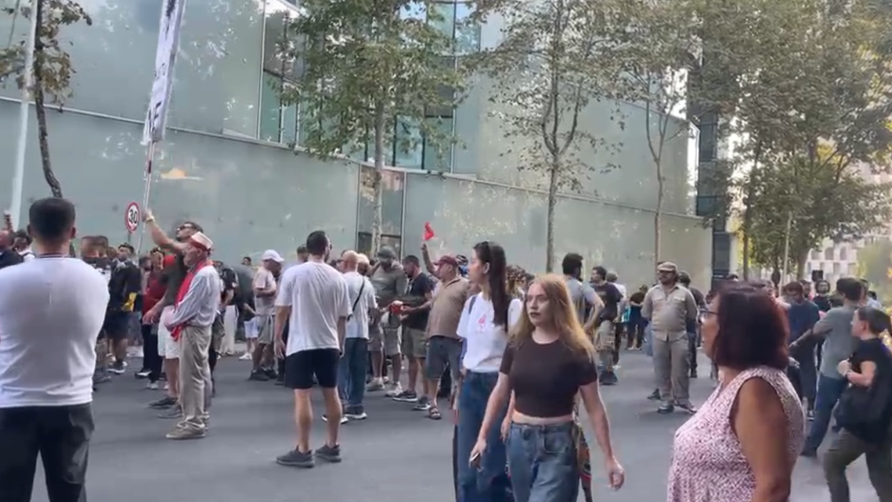 Deputetët në seancë plenare, protestuesit grumbullohen jashtë Parlamentit: Nuk na përfaqësoni!