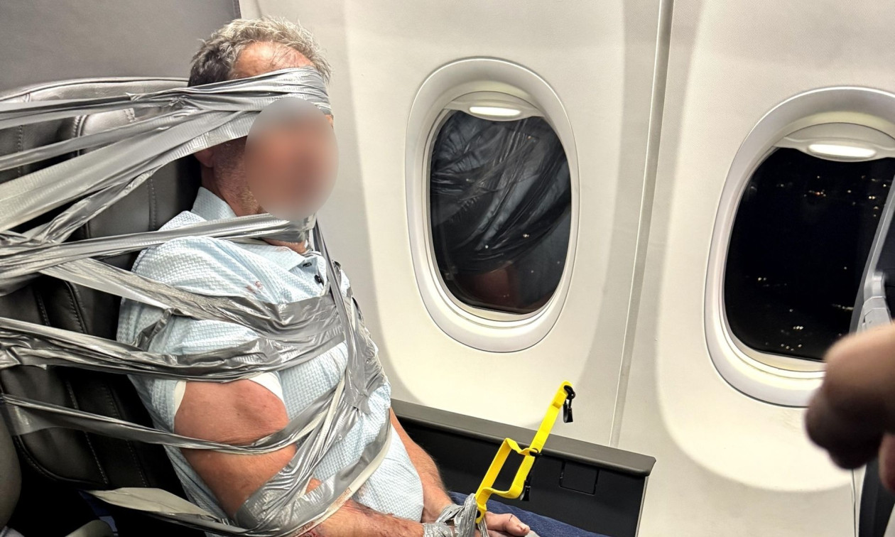 Panik në ajër/ Pasagjeri lidhet me ngjitës dhe zinxhirë në sediljen e avionit, zbardhet incidenti