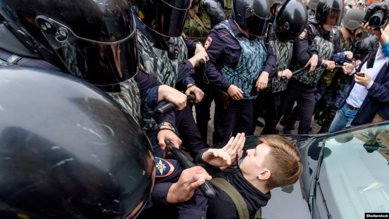 Shteti intensifikon shtypjen  qindra adoleshentë rusë përballen me aktakuza për terrorizëm