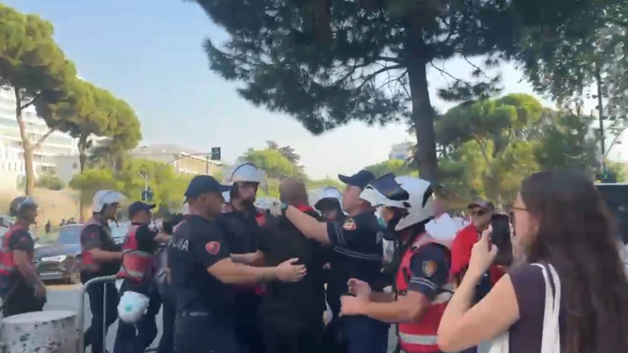 LAJM I FUNDIT/ Tensione jashtë Parlamentit, Policia shoqëron disa protestues