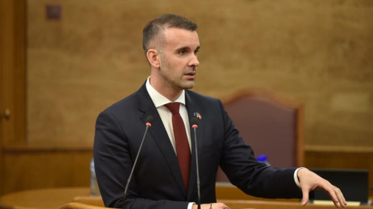 Qeveria e Malit të Zi shpall modelin e ri të pagave, nga janari 2027 rroga minimale deri në 1400 euro