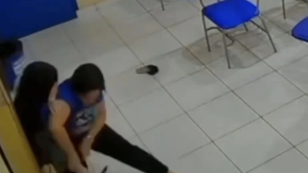 Video/ Pamje të rënda në shkollë, nxënësja sulmon me thikë mësuesen pasi nuk ishte dakord me notën
