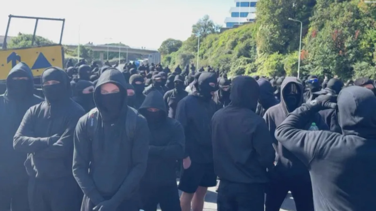 Protestat anti emigracion në Britani ndryshojnë taktikat  analiza e BBC  Maskime  kamionë dhe bllokime rrugësh