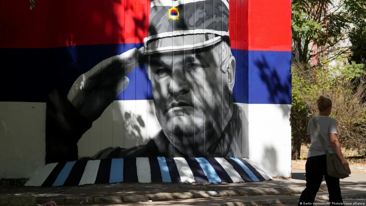Funerali i Mladiç ndez debat  Kos anulon vizitën në Serbi  Brukseli kundër glorifikimit shtetëror të të dënuarit përjetë për krime lufte
