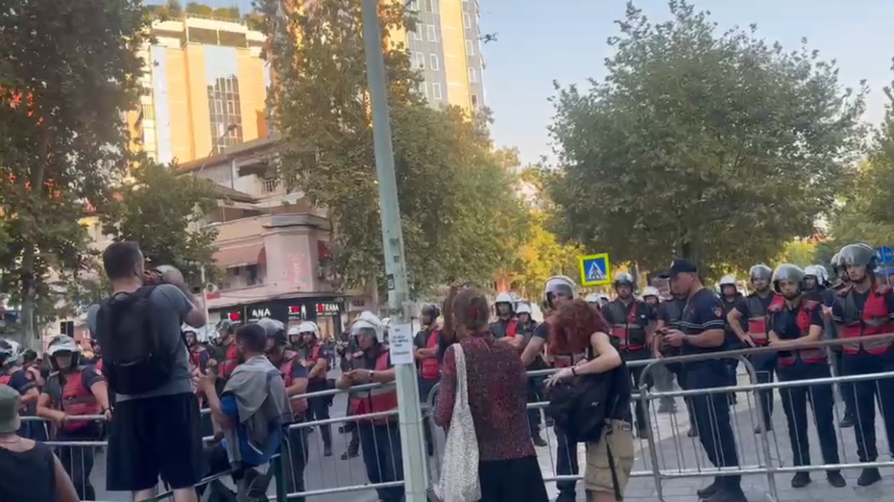 Efektivët e FNSH së i afrohen perimetrit të sigurisë jashtë Parlamentit  disa protestues i gjuajnë me vezë