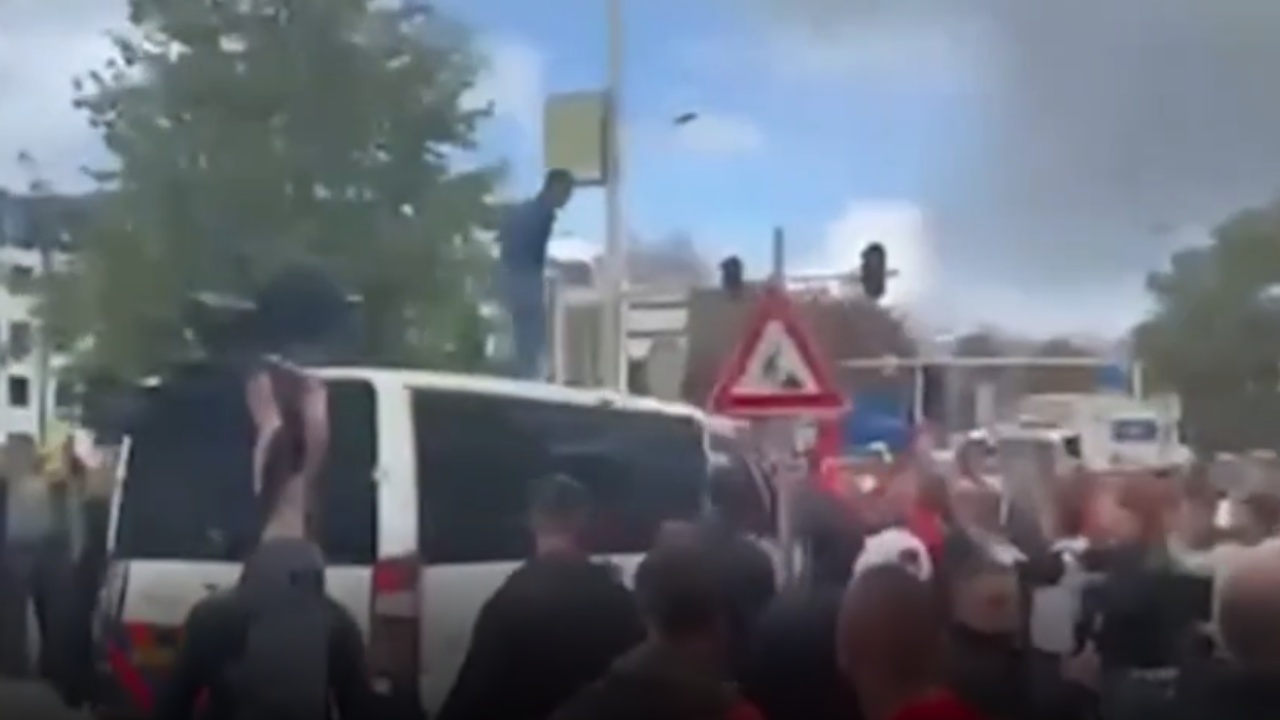 Video  Tension jashtë gjykatës speciale në Hagë  protestuesit e revoltuar sulmojnë policinë holandeze  Shoqërohen disa prej tyre