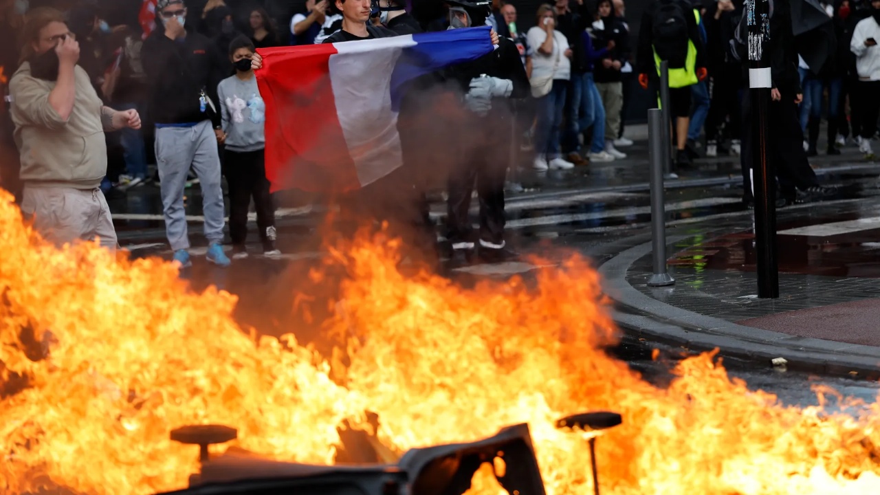 Protesta masive në Francë, mësuesit dhe zjarrfikësit në grevë, gjimnazistët i bashkohen tubimeve