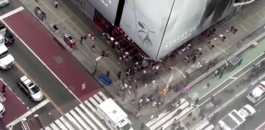 Vritet me thikë zv.presidentja e Bank of America në Times Square, autorja sulmon me thikë edhe policët, ekzekutohet pas ndërhyrjes