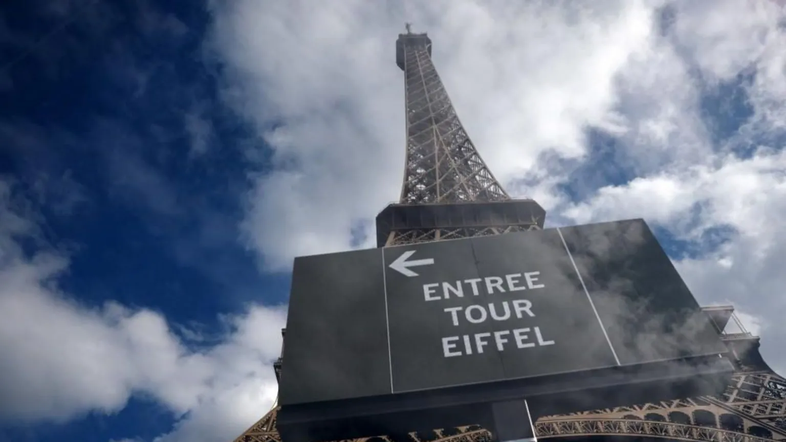 Kulla Eiffel mbyllet pas grevës së stafit  punonjëseve iu kërkua të largoheshin gjatë vizitës së një grupi hindu