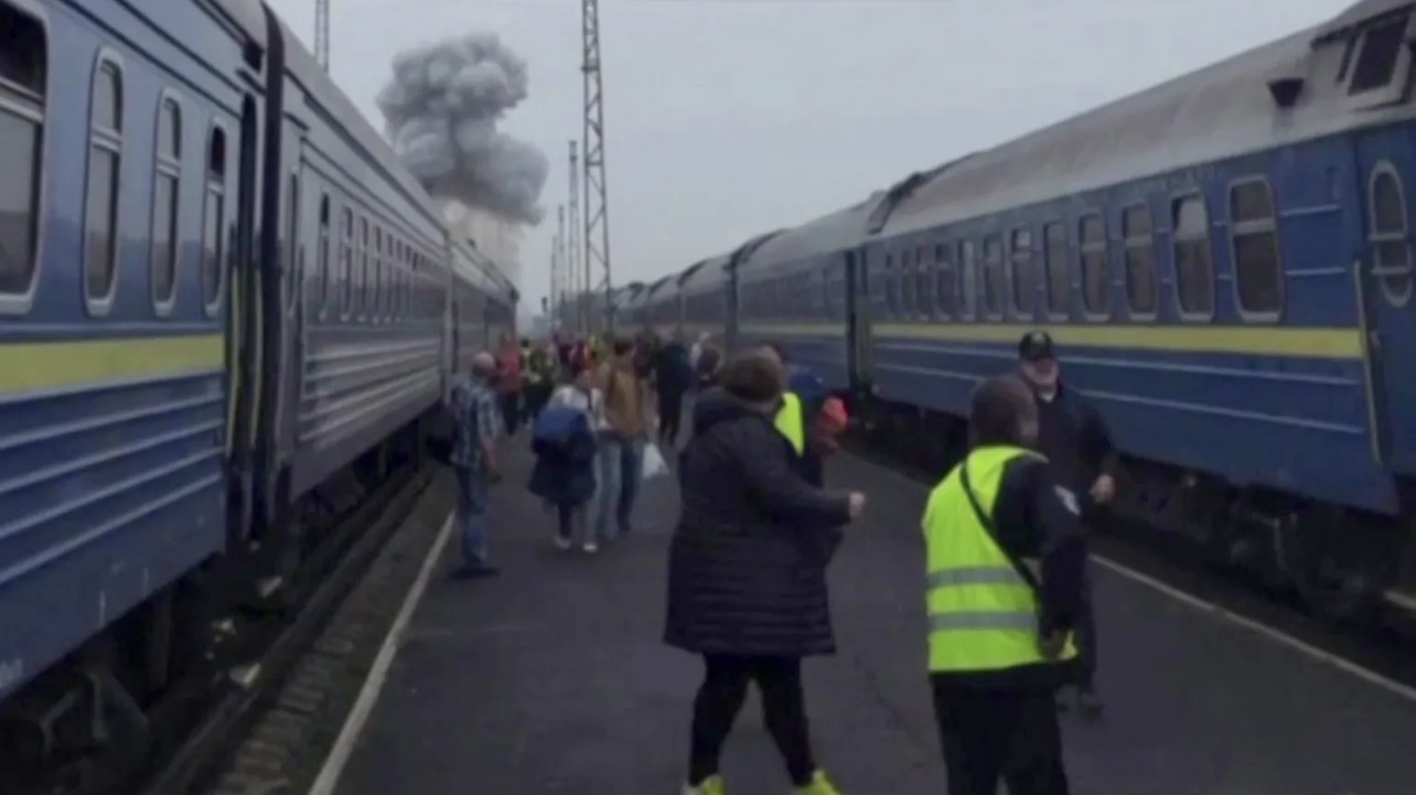 Rusia godet një tren në Ukrainë  pak pasi Boris Johnson dhe zyrtarë të lartë europianë kaluan në të njëjtën linjë
