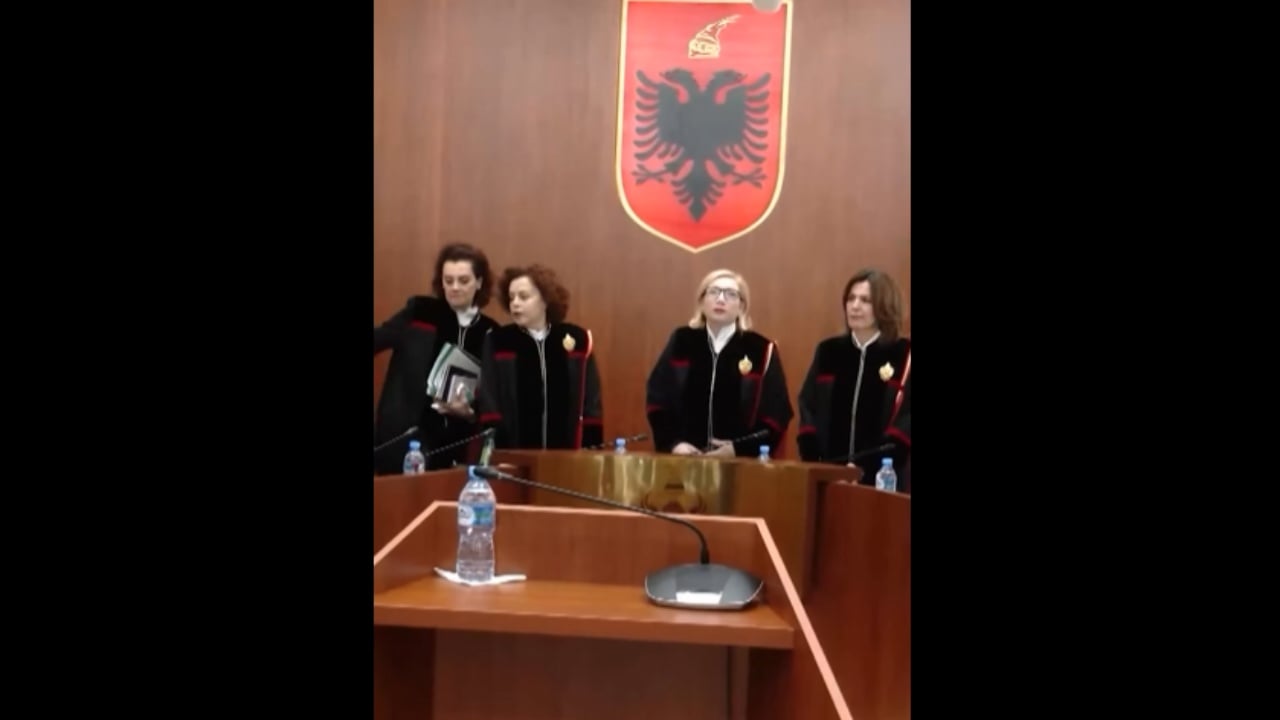 Inside Story  Magjistratët caktuan pagat e tyre  ish ministri  Revoltë sindikaliste dhe banditizëm legal