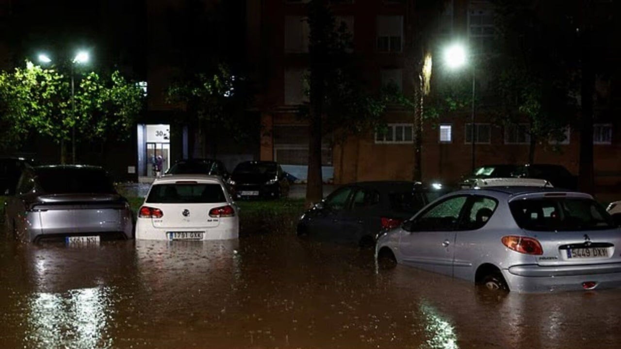 Alarm nga reshjet e dendura në Spanjë  përmbytjet paralizojnë Barcelonën dhe anulohen mbi 100 fluturime