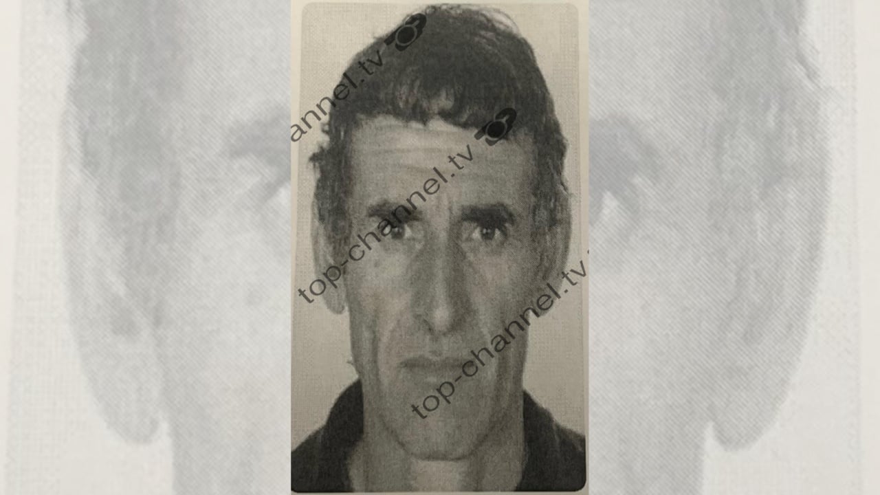 Foto  Vrau gruan me thikë brenda në banesë  vetëdorëzohet autori 68 vjeçar i krimit në Tiranë  Ngjarja u pa nga nipi i mitur