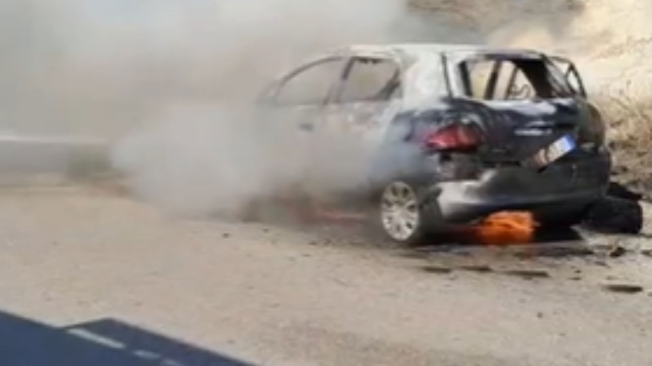  Toyota Auris  përfshihet nga flakët pranë kthesës së Picarit  shkrumbohet e gjitha