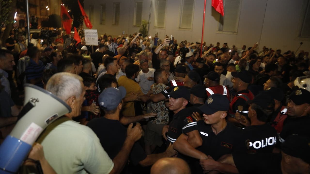 Tensionet gjatë protestës së djeshme para Kryeministrisë, arrestohen 14 persona, mes tyre 3 prej organizatorëve