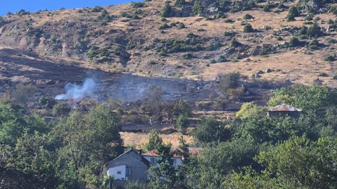 Përhapja e flakëve në zonën malore në Kukës, izolohet vatra e zjarrit në Zapod