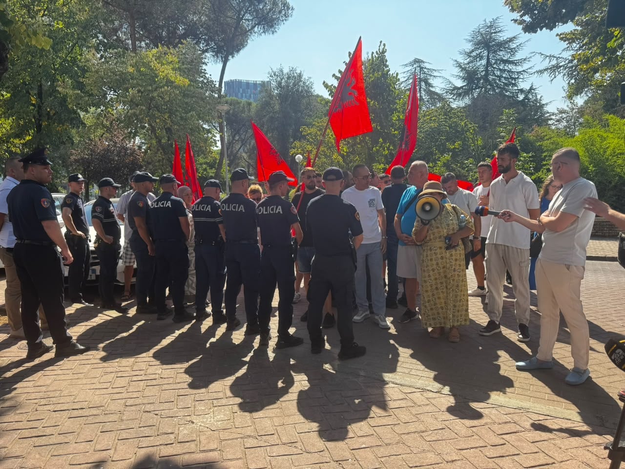 Një grup tubuesish mblidhen te Kryesia e Kuvendit dhe paraprijnë mbledhjen e Konferencës së Kryetarëve, kërkojnë protestë masive pasdite te Parlamenti