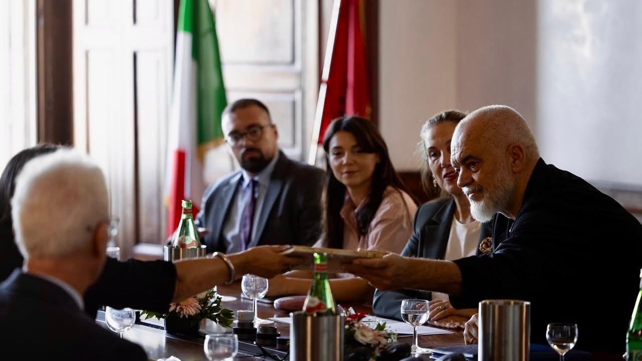 Kryeministri Rama në Napoli, vizitë në Katedrën e Gjuhës Shqipe pranë Universitetit “L’Orientale”